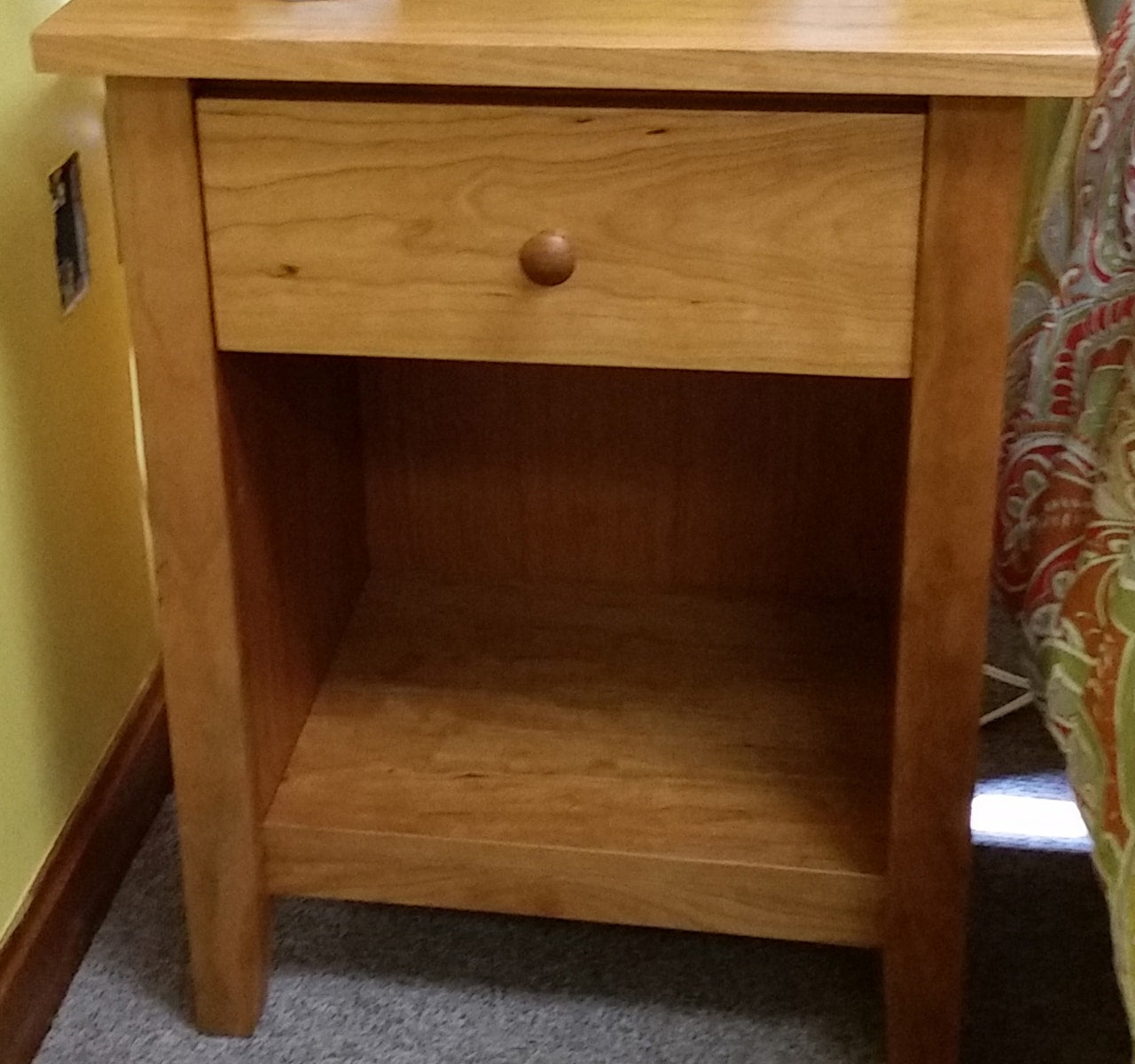 Shaker Post Small Night Stand w/One Drawer